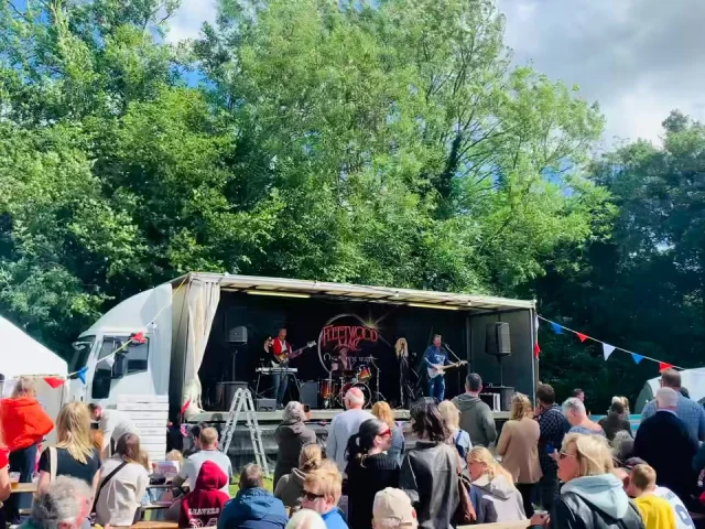 Fleetwood Mac Our Own Way, playing The Chain at last years Beer-Fest! 🎶🍻☀️
Are you coming this year?! Join us on the 4th, 5th and 6th of July 2025.