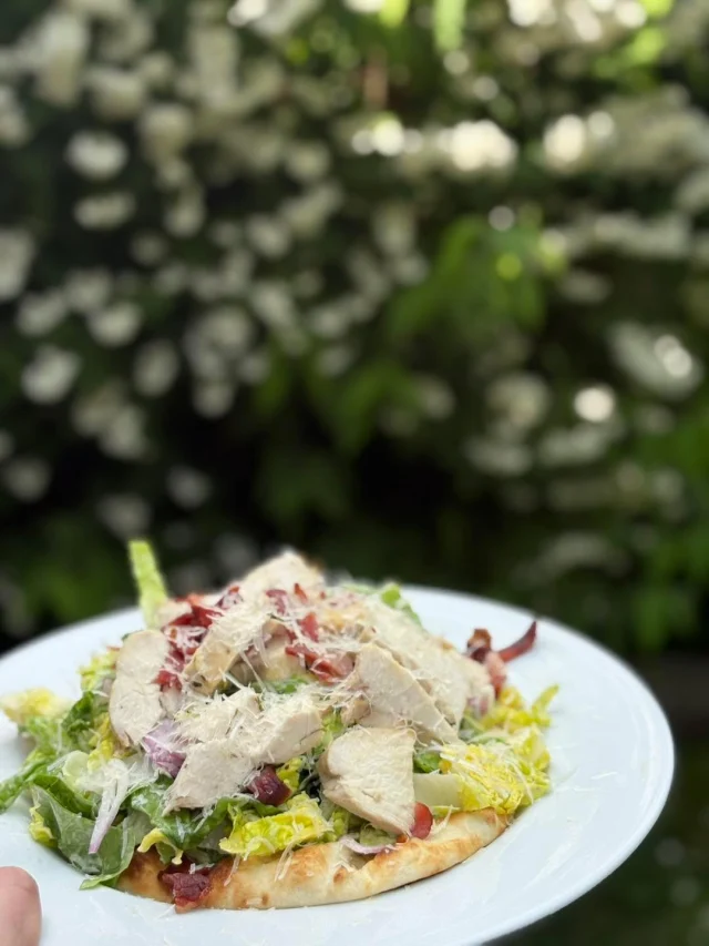 Summer has arrived at The Bowl Inn! ☀ Come try our fresh new dishes like the Chicken & Bacon Caesar Flatbread 🥓🥗—best enjoyed in our sunny pub garden with a cold pint in hand or a glass of our finest cold white wine. 🥂🍺 #thebowlinncharing